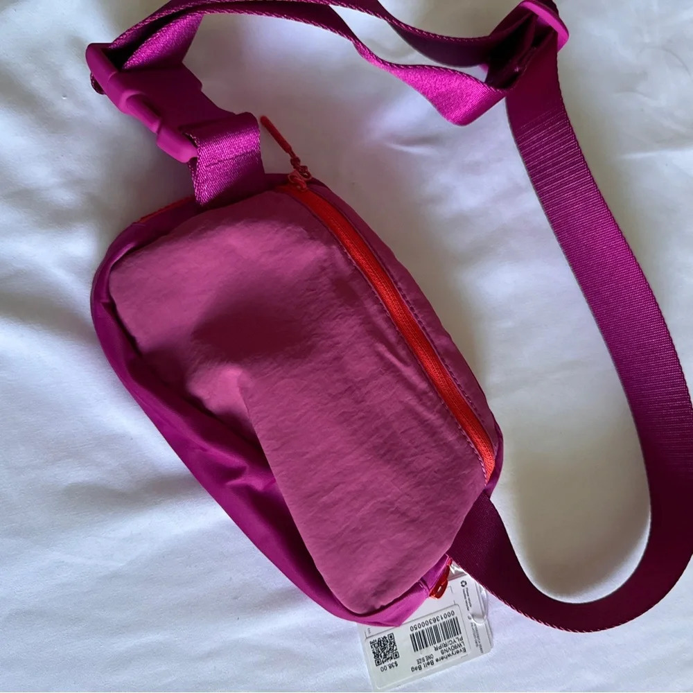 🆕 Lululemon Everywhere Belt Bag - Pink Lychee / Ripe Raspberry - Picture 4 of 9